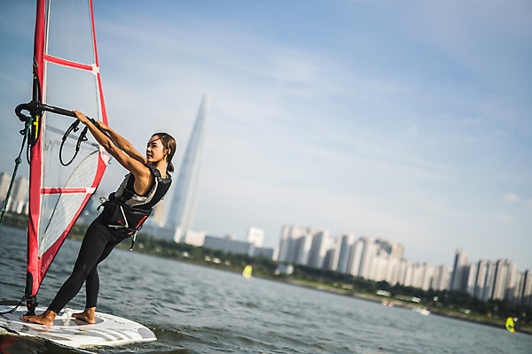 포토 JPG 주간 전신 응시 여자 스포츠 한명 서기 20대 성인 야외 옆모습 한국인 윈드서핑 수상스포츠 잡기 즐거움 한강 윈드서핑보드 성인여자한명만 국내포토 자연요소 1 시선 감정 뷰포인트 모션 서울 사람 동양인 청년 랜드마크 여자한명만 성인여자만 파일형식