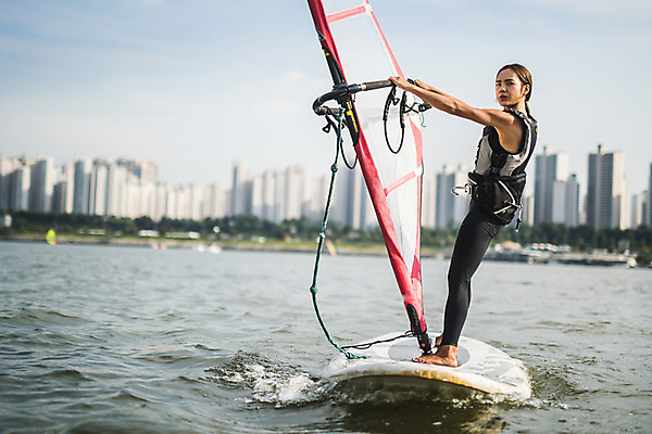 포토 JPG 주간 전신 응시 여자 스포츠 한명 서기 20대 성인 야외 옆모습 한국인 윈드서핑 수상스포츠 잡기 즐거움 한강 윈드서핑보드 성인여자한명만 국내포토 자연요소 1 시선 감정 뷰포인트 모션 서울 사람 동양인 청년 랜드마크 여자한명만 성인여자만 파일형식