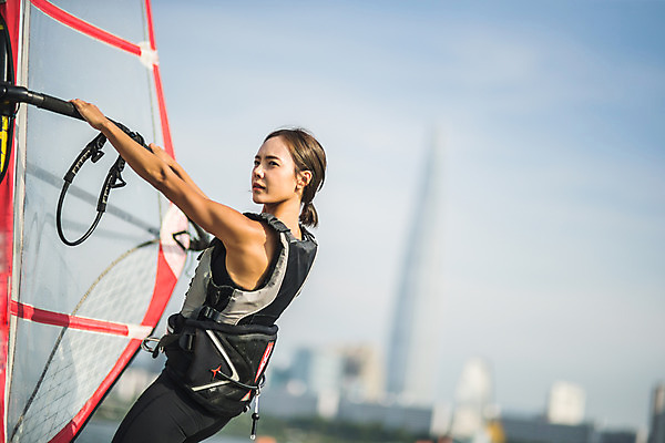 포토 JPG 주간 응시 여자 스포츠 한명 서기 상반신 20대 성인 야외 옆모습 한국인 윈드서핑 수상스포츠 잡기 즐거움 한강 윈드서핑보드 성인여자한명만 국내포토 자연요소 1 시선 감정 뷰포인트 모션 서울 사람 동양인 청년 랜드마크 여자한명만 성인여자만 파일형식