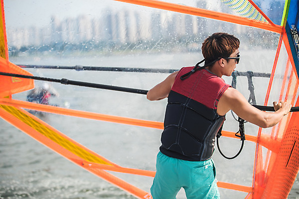 포토 JPG 주간 남자 스포츠 한명 서기 상반신 20대 성인 야외 뒷모습 한국인 윈드서핑 수상스포츠 잡기 즐거움 한강 윈드서핑보드 성인남자한명만 국내포토 자연요소 1 감정 뷰포인트 모션 서울 사람 동양인 청년 랜드마크 남자한명만 성인남자만 파일형식