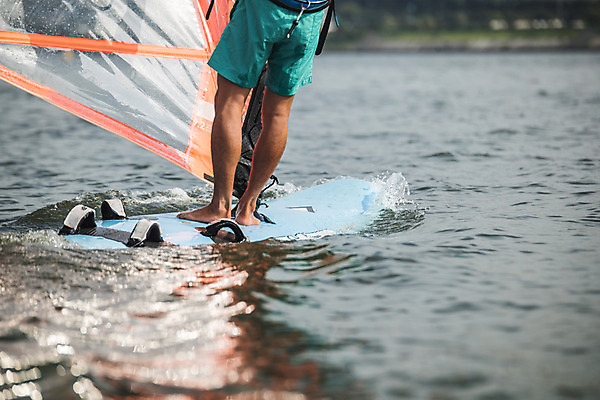 포토 JPG 주간 남자 스포츠 한명 서기 20대 성인 야외 뒷모습 한국인 하반신 다리 윈드서핑 수상스포츠 즐거움 한강 윈드서핑보드 성인남자한명만 국내포토 자연요소 1 감정 뷰포인트 모션 서울 사람 동양인 청년 신체부위 랜드마크 남자한명만 성인남자만 파일형식