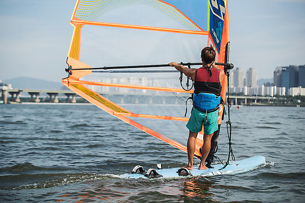 포토 JPG 주간 전신 남자 스포츠 한명 서기 20대 성인 야외 뒷모습 한국인 윈드서핑 수상스포츠 잡기 즐거움 한강 윈드서핑보드 성인남자한명만 국내포토 자연요소 1 감정 뷰포인트 모션 서울 사람 동양인 청년 랜드마크 남자한명만 성인남자만 파일형식