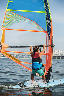 포토 JPG 주간 전신 남자 스포츠 한명 서기 20대 성인 야외 뒷모습 한국인 윈드서핑 수상스포츠 잡기 즐거움 한강 윈드서핑보드 성인남자한명만 국내포토 자연요소 1 감정 뷰포인트 모션 서울 사람 동양인 청년 랜드마크 남자한명만 성인남자만 파일형식
