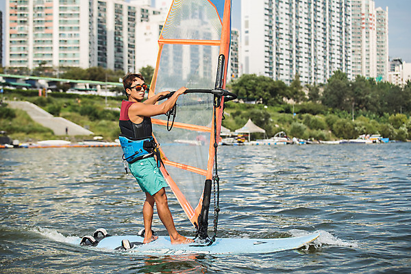 포토 JPG 주간 전신 응시 남자 스포츠 한명 서기 20대 성인 야외 옆모습 한국인 윈드서핑 수상스포츠 잡기 즐거움 한강 윈드서핑보드 성인남자한명만 국내포토 자연요소 1 시선 감정 뷰포인트 모션 서울 사람 동양인 청년 랜드마크 남자한명만 성인남자만 파일형식