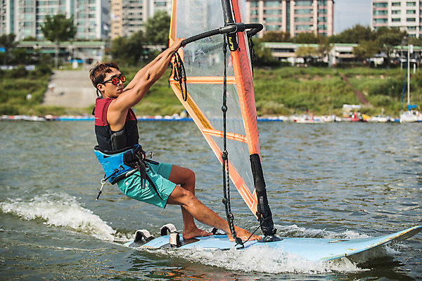 포토 JPG 주간 전신 응시 남자 스포츠 한명 서기 20대 성인 야외 옆모습 한국인 윈드서핑 수상스포츠 잡기 즐거움 한강 윈드서핑보드 성인남자한명만 국내포토 자연요소 1 시선 감정 뷰포인트 모션 서울 사람 동양인 청년 랜드마크 남자한명만 성인남자만 파일형식