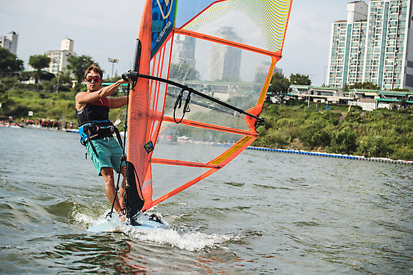 포토 JPG 주간 전신 응시 남자 스포츠 한명 서기 20대 성인 야외 옆모습 한국인 윈드서핑 수상스포츠 잡기 즐거움 한강 윈드서핑보드 성인남자한명만 국내포토 자연요소 1 시선 감정 뷰포인트 모션 서울 사람 동양인 청년 랜드마크 남자한명만 성인남자만 파일형식