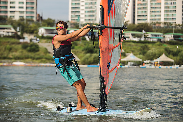 포토 JPG 주간 전신 응시 남자 스포츠 한명 서기 20대 성인 야외 옆모습 한국인 윈드서핑 수상스포츠 잡기 즐거움 한강 윈드서핑보드 성인남자한명만 국내포토 자연요소 1 시선 감정 뷰포인트 모션 서울 사람 동양인 청년 랜드마크 남자한명만 성인남자만 파일형식