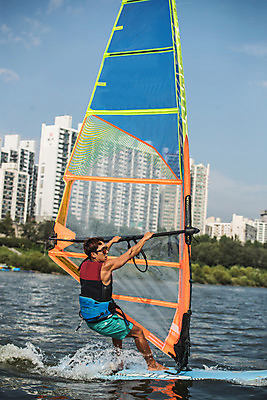 포토 JPG 주간 전신 응시 남자 스포츠 한명 서기 20대 성인 야외 옆모습 한국인 윈드서핑 수상스포츠 잡기 즐거움 한강 윈드서핑보드 성인남자한명만 국내포토 자연요소 1 시선 감정 뷰포인트 모션 서울 사람 동양인 청년 랜드마크 남자한명만 성인남자만 파일형식