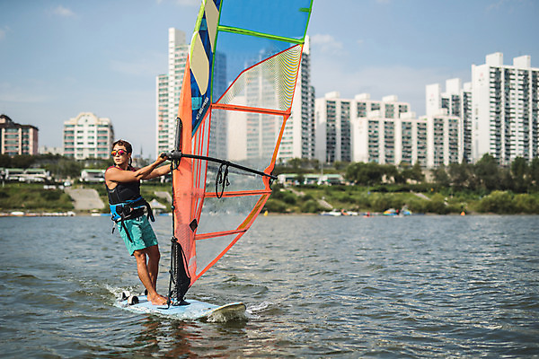 포토 JPG 주간 전신 응시 남자 스포츠 한명 서기 20대 성인 야외 옆모습 한국인 윈드서핑 수상스포츠 잡기 즐거움 한강 윈드서핑보드 성인남자한명만 국내포토 자연요소 1 시선 감정 뷰포인트 모션 서울 사람 동양인 청년 랜드마크 남자한명만 성인남자만 파일형식