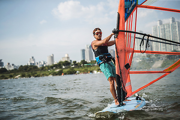 포토 JPG 주간 전신 응시 남자 스포츠 한명 서기 20대 성인 야외 옆모습 한국인 윈드서핑 수상스포츠 잡기 즐거움 한강 윈드서핑보드 성인남자한명만 국내포토 자연요소 1 시선 감정 뷰포인트 모션 서울 사람 동양인 청년 랜드마크 남자한명만 성인남자만 파일형식