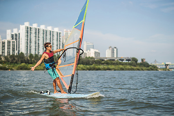 포토 JPG 주간 전신 응시 남자 스포츠 한명 서기 20대 성인 야외 옆모습 한국인 윈드서핑 수상스포츠 잡기 즐거움 한강 윈드서핑보드 성인남자한명만 국내포토 자연요소 1 시선 감정 뷰포인트 모션 서울 사람 동양인 청년 랜드마크 남자한명만 성인남자만 파일형식