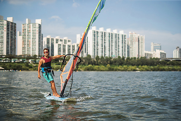 포토 JPG 주간 전신 응시 남자 스포츠 한명 서기 20대 성인 야외 옆모습 한국인 윈드서핑 수상스포츠 잡기 즐거움 한강 윈드서핑보드 성인남자한명만 국내포토 자연요소 1 시선 감정 뷰포인트 모션 서울 사람 동양인 청년 랜드마크 남자한명만 성인남자만 파일형식