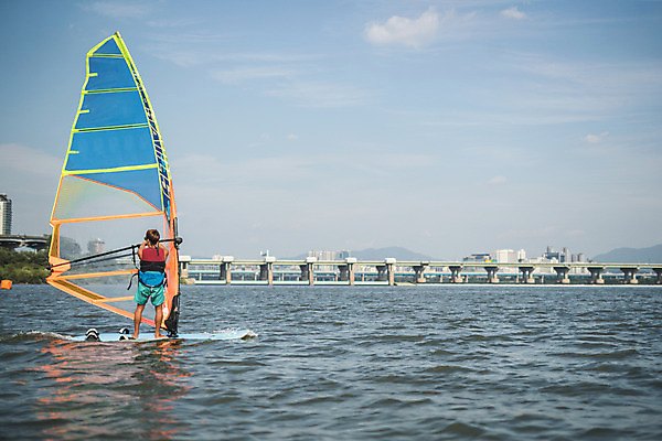 포토 JPG 주간 전신 남자 스포츠 한명 서기 20대 성인 야외 뒷모습 한국인 윈드서핑 수상스포츠 잡기 즐거움 한강 윈드서핑보드 성인남자한명만 국내포토 자연요소 1 감정 뷰포인트 모션 서울 사람 동양인 청년 랜드마크 남자한명만 성인남자만 파일형식
