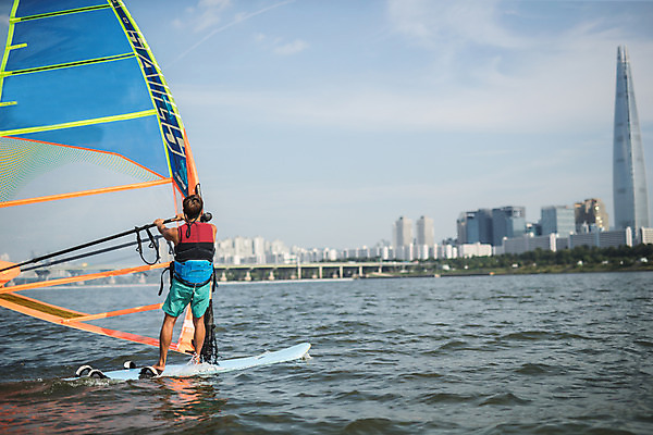 포토 JPG 주간 전신 남자 스포츠 한명 서기 20대 성인 야외 뒷모습 한국인 윈드서핑 수상스포츠 잡기 즐거움 한강 윈드서핑보드 성인남자한명만 국내포토 자연요소 1 감정 뷰포인트 모션 서울 사람 동양인 청년 랜드마크 남자한명만 성인남자만 파일형식