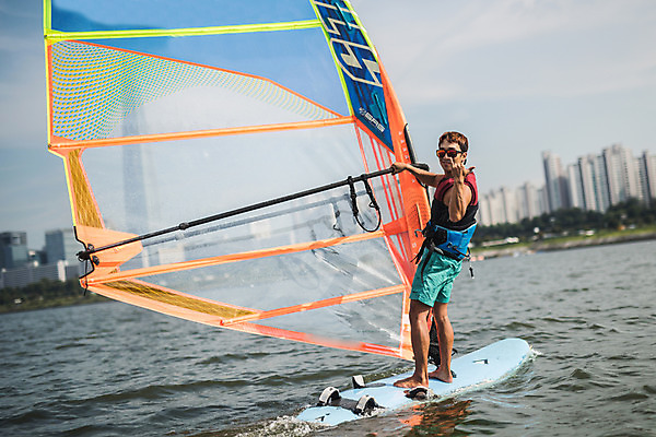 포토 JPG 주간 전신 남자 스포츠 포즈 한명 서기 미소 손짓 20대 성인 야외 옆모습 한국인 윈드서핑 수상스포츠 잡기 즐거움 한강 윈드서핑보드 성인남자한명만 국내포토 자연요소 1 감정 뷰포인트 모션 서울 표정 사람 동양인 청년 랜드마크 남자한명만 성인남자만 파일형식