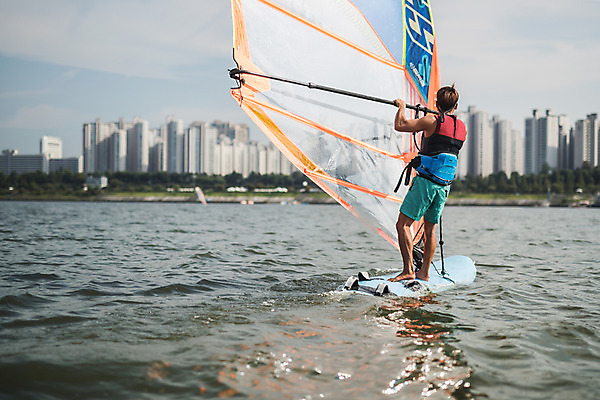 포토 JPG 주간 전신 남자 스포츠 한명 서기 20대 성인 야외 뒷모습 한국인 윈드서핑 수상스포츠 잡기 즐거움 한강 윈드서핑보드 성인남자한명만 국내포토 자연요소 1 감정 뷰포인트 모션 서울 사람 동양인 청년 랜드마크 남자한명만 성인남자만 파일형식