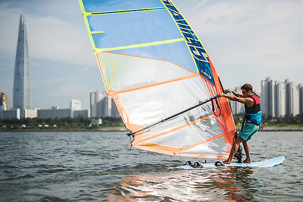 포토 JPG 주간 전신 응시 남자 스포츠 한명 서기 20대 성인 야외 옆모습 한국인 윈드서핑 수상스포츠 잡기 즐거움 한강 윈드서핑보드 성인남자한명만 국내포토 자연요소 1 시선 감정 뷰포인트 모션 서울 사람 동양인 청년 랜드마크 남자한명만 성인남자만 파일형식