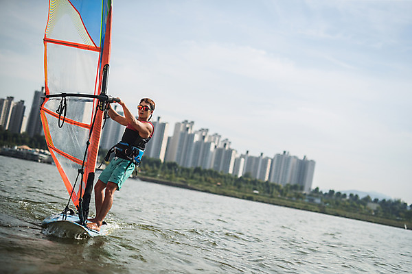포토 JPG 주간 전신 응시 남자 스포츠 한명 서기 20대 성인 야외 옆모습 한국인 윈드서핑 수상스포츠 잡기 즐거움 한강 윈드서핑보드 성인남자한명만 국내포토 자연요소 1 시선 감정 뷰포인트 모션 서울 사람 동양인 청년 랜드마크 남자한명만 성인남자만 파일형식
