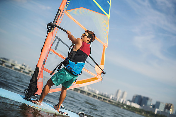 포토 JPG 주간 전신 응시 남자 스포츠 한명 서기 20대 성인 야외 뒷모습 한국인 윈드서핑 수상스포츠 잡기 즐거움 한강 윈드서핑보드 성인남자한명만 국내포토 자연요소 1 시선 감정 뷰포인트 모션 서울 사람 동양인 청년 랜드마크 남자한명만 성인남자만 파일형식