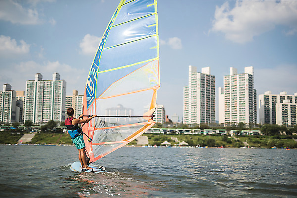 포토 JPG 주간 전신 남자 스포츠 한명 서기 20대 성인 야외 뒷모습 한국인 윈드서핑 수상스포츠 잡기 즐거움 한강 윈드서핑보드 성인남자한명만 국내포토 자연요소 1 감정 뷰포인트 모션 서울 사람 동양인 청년 랜드마크 남자한명만 성인남자만 파일형식