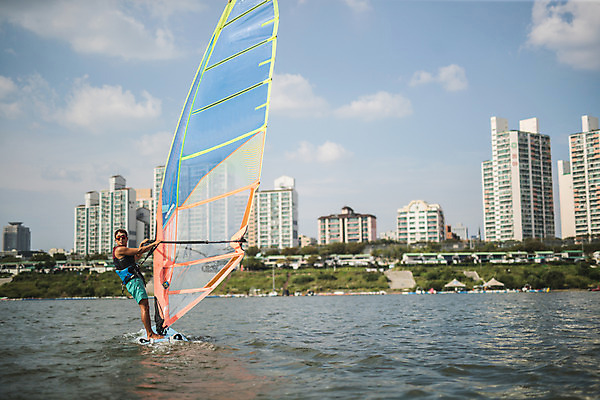 포토 JPG 주간 전신 응시 남자 스포츠 한명 서기 20대 성인 야외 옆모습 한국인 윈드서핑 수상스포츠 잡기 즐거움 한강 윈드서핑보드 성인남자한명만 국내포토 자연요소 1 시선 감정 뷰포인트 모션 서울 사람 동양인 청년 랜드마크 남자한명만 성인남자만 파일형식