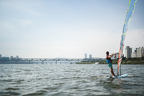 포토 JPG 주간 전신 남자 스포츠 한명 서기 20대 성인 야외 옆모습 한국인 윈드서핑 수상스포츠 잡기 즐거움 한강 윈드서핑보드 성인남자한명만 국내포토 자연요소 1 감정 뷰포인트 모션 서울 사람 동양인 청년 랜드마크 남자한명만 성인남자만 파일형식