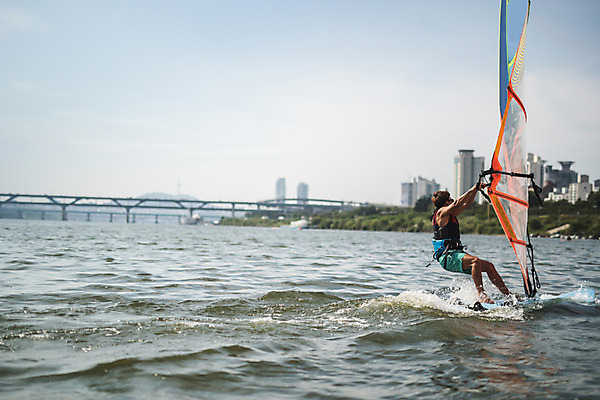 포토 JPG 주간 전신 남자 스포츠 한명 서기 20대 성인 야외 옆모습 한국인 윈드서핑 수상스포츠 잡기 즐거움 한강 윈드서핑보드 성인남자한명만 국내포토 자연요소 1 감정 뷰포인트 모션 서울 사람 동양인 청년 랜드마크 남자한명만 성인남자만 파일형식