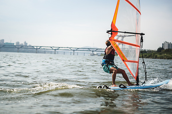 포토 JPG 주간 전신 남자 스포츠 한명 서기 20대 성인 야외 옆모습 한국인 윈드서핑 수상스포츠 잡기 즐거움 한강 윈드서핑보드 성인남자한명만 국내포토 자연요소 1 감정 뷰포인트 모션 서울 사람 동양인 청년 랜드마크 남자한명만 성인남자만 파일형식