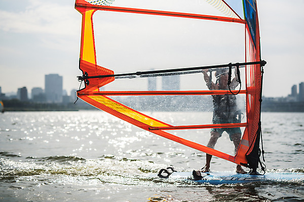 포토 JPG 주간 전신 남자 스포츠 한명 서기 20대 성인 야외 앞모습 한국인 윈드서핑 수상스포츠 잡기 즐거움 한강 윈드서핑보드 성인남자한명만 국내포토 자연요소 1 감정 뷰포인트 모션 서울 사람 동양인 청년 랜드마크 남자한명만 성인남자만 파일형식