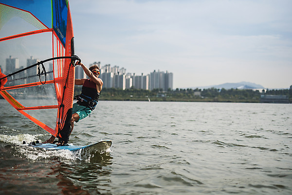 포토 JPG 주간 전신 응시 남자 스포츠 한명 서기 20대 성인 야외 옆모습 한국인 윈드서핑 수상스포츠 잡기 즐거움 한강 윈드서핑보드 성인남자한명만 국내포토 자연요소 1 시선 감정 뷰포인트 모션 서울 사람 동양인 청년 랜드마크 남자한명만 성인남자만 파일형식