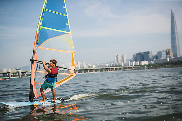 포토 JPG 주간 전신 응시 남자 스포츠 한명 서기 20대 성인 야외 뒷모습 한국인 윈드서핑 수상스포츠 잡기 즐거움 한강 윈드서핑보드 성인남자한명만 국내포토 자연요소 1 시선 감정 뷰포인트 모션 서울 사람 동양인 청년 랜드마크 남자한명만 성인남자만 파일형식