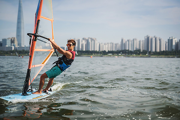 포토 JPG 주간 전신 응시 남자 스포츠 한명 서기 20대 성인 야외 옆모습 한국인 윈드서핑 수상스포츠 잡기 즐거움 한강 윈드서핑보드 성인남자한명만 국내포토 자연요소 1 시선 감정 뷰포인트 모션 서울 사람 동양인 청년 랜드마크 남자한명만 성인남자만 파일형식