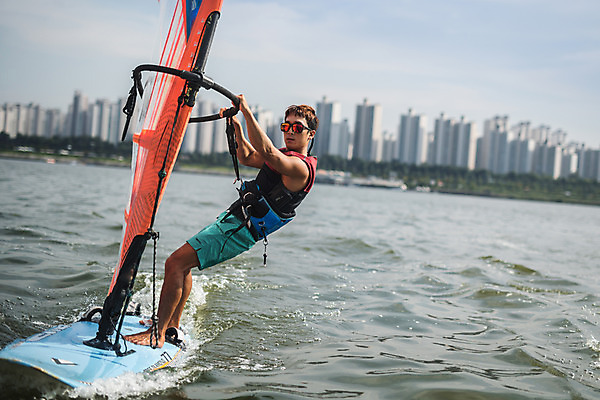 포토 JPG 주간 전신 응시 남자 스포츠 한명 서기 20대 성인 야외 옆모습 한국인 윈드서핑 수상스포츠 잡기 즐거움 한강 윈드서핑보드 성인남자한명만 국내포토 자연요소 1 시선 감정 뷰포인트 모션 서울 사람 동양인 청년 랜드마크 남자한명만 성인남자만 파일형식