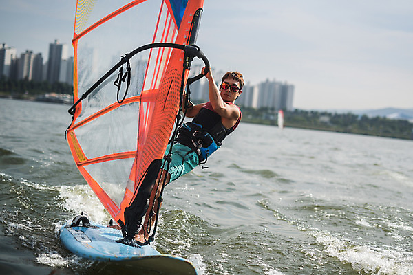 포토 JPG 주간 전신 응시 남자 스포츠 한명 서기 20대 성인 야외 옆모습 한국인 윈드서핑 수상스포츠 잡기 즐거움 한강 윈드서핑보드 성인남자한명만 국내포토 자연요소 1 시선 감정 뷰포인트 모션 서울 사람 동양인 청년 랜드마크 남자한명만 성인남자만 파일형식
