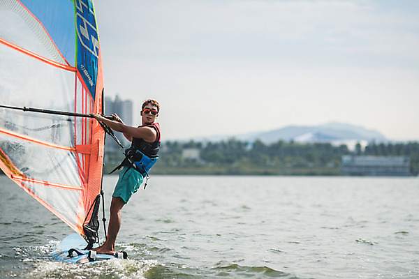포토 JPG 주간 전신 응시 남자 스포츠 한명 서기 20대 성인 야외 옆모습 한국인 윈드서핑 수상스포츠 잡기 즐거움 한강 윈드서핑보드 성인남자한명만 국내포토 자연요소 1 시선 감정 뷰포인트 모션 서울 사람 동양인 청년 랜드마크 남자한명만 성인남자만 파일형식