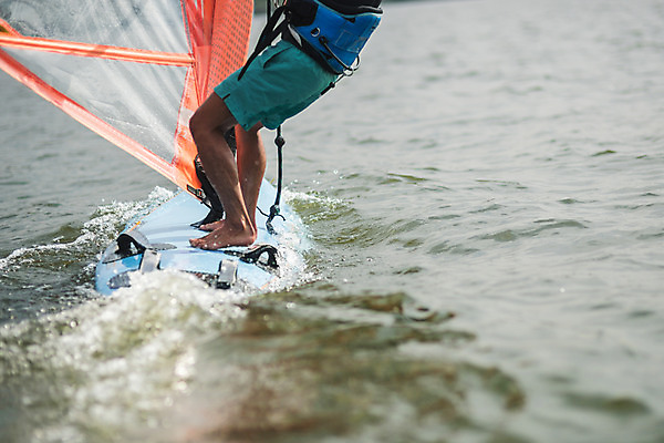 포토 JPG 주간 남자 스포츠 한명 서기 20대 성인 야외 옆모습 한국인 하반신 다리 윈드서핑 수상스포츠 즐거움 한강 윈드서핑보드 성인남자한명만 국내포토 자연요소 1 감정 뷰포인트 모션 서울 사람 동양인 청년 신체부위 랜드마크 남자한명만 성인남자만 파일형식