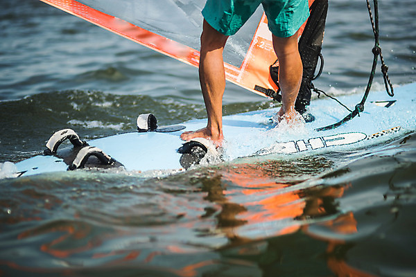 포토 JPG 주간 남자 스포츠 한명 서기 20대 성인 야외 뒷모습 한국인 하반신 다리 윈드서핑 수상스포츠 즐거움 한강 윈드서핑보드 성인남자한명만 국내포토 자연요소 1 감정 뷰포인트 모션 서울 사람 동양인 청년 신체부위 랜드마크 남자한명만 성인남자만 파일형식