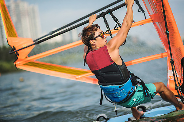 포토 JPG 주간 전신 응시 남자 스포츠 한명 서기 20대 성인 야외 뒷모습 한국인 윈드서핑 수상스포츠 잡기 즐거움 한강 윈드서핑보드 성인남자한명만 국내포토 자연요소 1 시선 감정 뷰포인트 모션 서울 사람 동양인 청년 랜드마크 남자한명만 성인남자만 파일형식