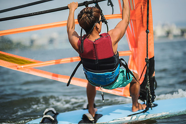 포토 JPG 주간 전신 남자 스포츠 한명 서기 20대 성인 야외 뒷모습 한국인 윈드서핑 수상스포츠 잡기 즐거움 한강 윈드서핑보드 성인남자한명만 국내포토 자연요소 1 감정 뷰포인트 모션 서울 사람 동양인 청년 랜드마크 남자한명만 성인남자만 파일형식