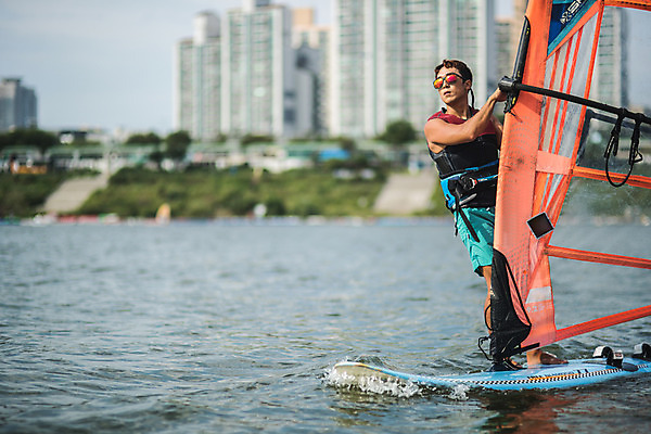 포토 JPG 주간 전신 남자 스포츠 한명 서기 20대 성인 야외 옆모습 한국인 윈드서핑 수상스포츠 잡기 즐거움 한강 윈드서핑보드 성인남자한명만 국내포토 자연요소 1 감정 뷰포인트 모션 서울 사람 동양인 청년 랜드마크 남자한명만 성인남자만 파일형식