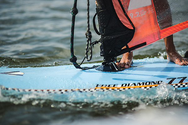 포토 JPG 주간 남자 스포츠 발 한명 서기 20대 성인 야외 앞모습 한국인 하반신 다리 윈드서핑 수상스포츠 즐거움 한강 윈드서핑보드 성인남자한명만 국내포토 자연요소 1 감정 뷰포인트 모션 서울 사람 동양인 청년 신체부위 랜드마크 남자한명만 성인남자만 파일형식
