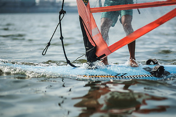포토 JPG 주간 남자 스포츠 발 한명 서기 20대 성인 야외 앞모습 한국인 하반신 다리 윈드서핑 수상스포츠 즐거움 한강 윈드서핑보드 성인남자한명만 국내포토 자연요소 1 감정 뷰포인트 모션 서울 사람 동양인 청년 신체부위 랜드마크 남자한명만 성인남자만 파일형식