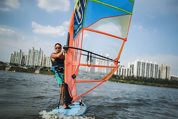 포토 JPG 주간 전신 남자 스포츠 한명 서기 20대 성인 야외 옆모습 한국인 윈드서핑 수상스포츠 잡기 즐거움 한강 윈드서핑보드 성인남자한명만 국내포토 자연요소 1 감정 뷰포인트 모션 서울 사람 동양인 청년 랜드마크 남자한명만 성인남자만 파일형식