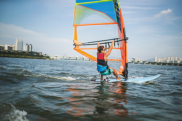 포토 JPG 주간 전신 남자 스포츠 한명 서기 20대 성인 야외 뒷모습 한국인 윈드서핑 수상스포츠 잡기 즐거움 한강 윈드서핑보드 성인남자한명만 국내포토 자연요소 1 감정 뷰포인트 모션 서울 사람 동양인 청년 랜드마크 남자한명만 성인남자만 파일형식