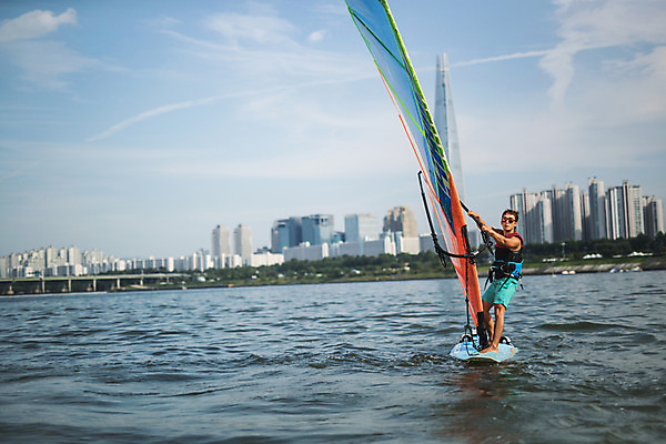 포토 JPG 주간 전신 남자 스포츠 한명 서기 20대 성인 야외 옆모습 한국인 윈드서핑 수상스포츠 잡기 즐거움 한강 윈드서핑보드 성인남자한명만 국내포토 자연요소 1 감정 뷰포인트 모션 서울 사람 동양인 청년 랜드마크 남자한명만 성인남자만 파일형식