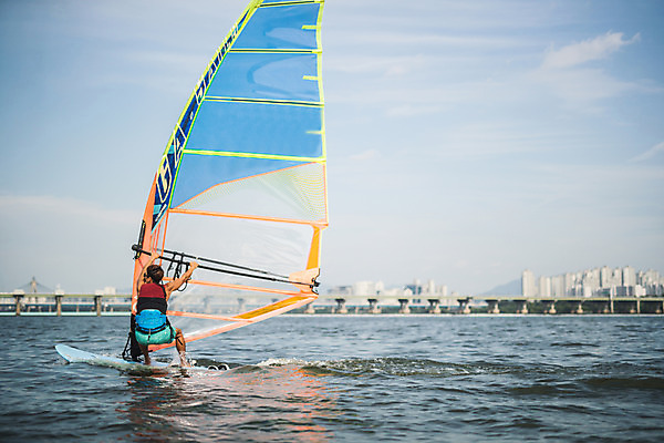 포토 JPG 주간 전신 남자 스포츠 한명 앉기 20대 성인 야외 뒷모습 한국인 윈드서핑 수상스포츠 잡기 즐거움 한강 윈드서핑보드 성인남자한명만 국내포토 자연요소 1 감정 뷰포인트 모션 서울 사람 동양인 청년 랜드마크 남자한명만 성인남자만 파일형식