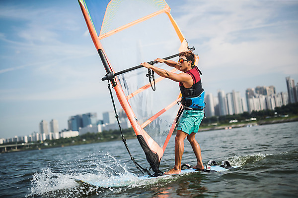 포토 JPG 주간 전신 남자 스포츠 한명 서기 20대 성인 야외 옆모습 한국인 윈드서핑 수상스포츠 잡기 즐거움 한강 윈드서핑보드 성인남자한명만 국내포토 자연요소 1 감정 뷰포인트 모션 서울 사람 동양인 청년 랜드마크 남자한명만 성인남자만 파일형식