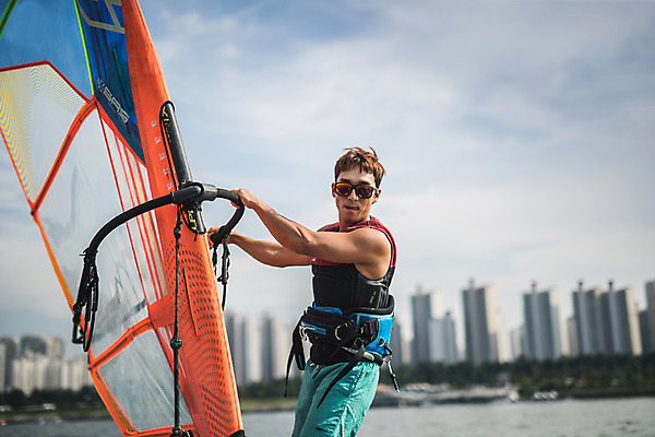 포토 JPG 주간 응시 남자 스포츠 한명 서기 상반신 20대 성인 야외 옆모습 한국인 윈드서핑 수상스포츠 잡기 즐거움 한강 윈드서핑보드 성인남자한명만 국내포토 자연요소 1 시선 감정 뷰포인트 모션 서울 사람 동양인 청년 랜드마크 남자한명만 성인남자만 파일형식
