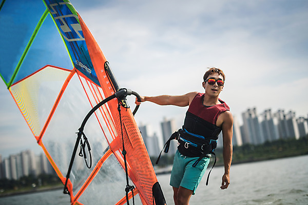 포토 JPG 주간 응시 남자 스포츠 한명 서기 상반신 20대 성인 야외 옆모습 한국인 윈드서핑 수상스포츠 잡기 즐거움 한강 윈드서핑보드 성인남자한명만 국내포토 자연요소 1 시선 감정 뷰포인트 모션 서울 사람 동양인 청년 랜드마크 남자한명만 성인남자만 파일형식