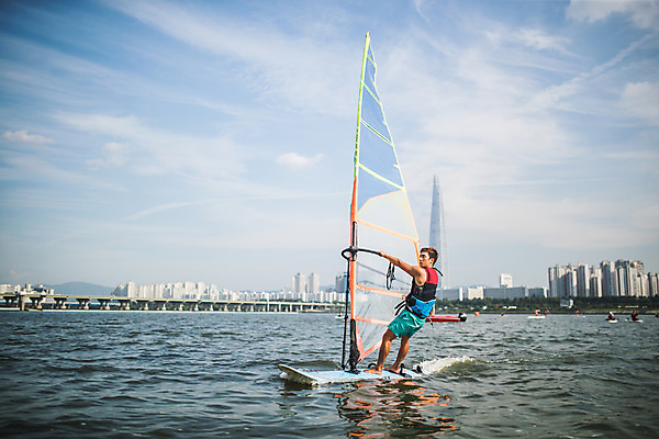 포토 JPG 주간 전신 응시 남자 스포츠 한명 서기 20대 성인 야외 옆모습 한국인 윈드서핑 수상스포츠 잡기 즐거움 한강 윈드서핑보드 성인남자한명만 국내포토 자연요소 1 시선 감정 뷰포인트 모션 서울 사람 동양인 청년 랜드마크 남자한명만 성인남자만 파일형식